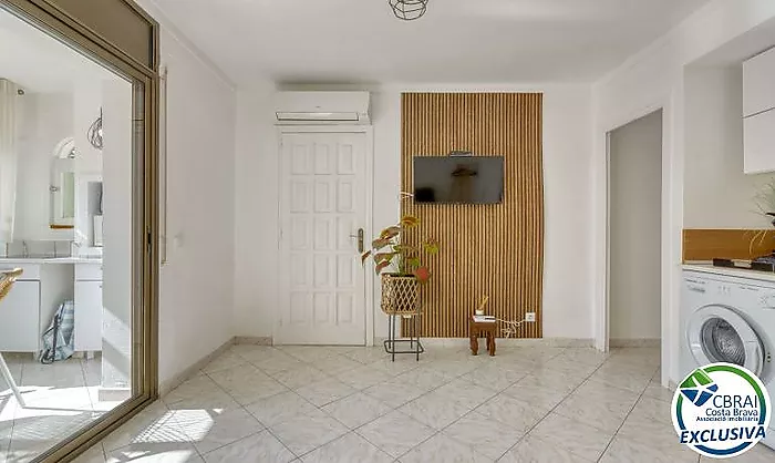 Si busques un lloc tranquil a Roses, envoltat de natura i amb totes les comoditats per gaudir-ne durant tot l'any, aquest apartament et pot sorprendre