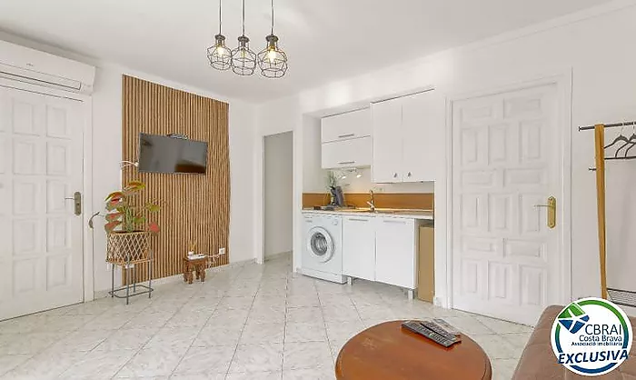 Si busques un lloc tranquil a Roses, envoltat de natura i amb totes les comoditats per gaudir-ne durant tot l'any, aquest apartament et pot sorprendre