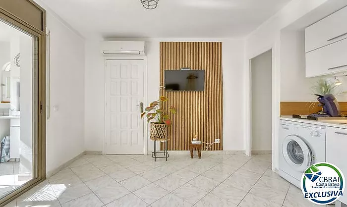 Si busques un lloc tranquil a Roses, envoltat de natura i amb totes les comoditats per gaudir-ne durant tot l'any, aquest apartament et pot sorprendre