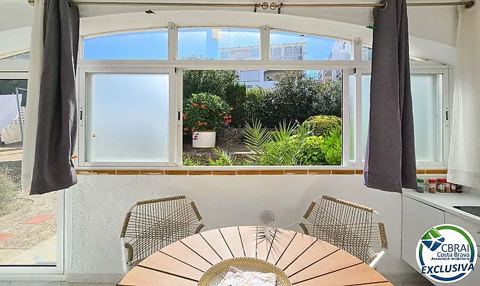 Si busques un lloc tranquil a Roses, envoltat de natura i amb totes les comoditats per gaudir-ne durant tot l'any, aquest apartament et pot sorprendre
