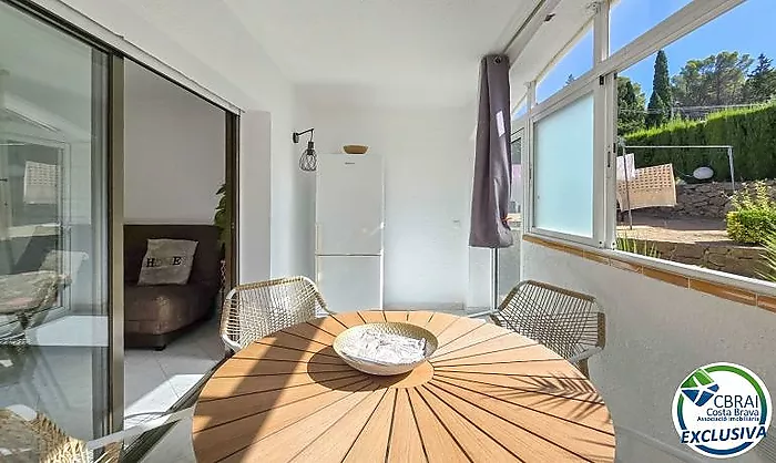 Si busques un lloc tranquil a Roses, envoltat de natura i amb totes les comoditats per gaudir-ne durant tot l'any, aquest apartament et pot sorprendre