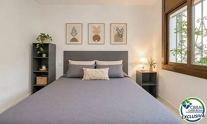 Si busques un lloc tranquil a Roses, envoltat de natura i amb totes les comoditats per gaudir-ne durant tot l'any, aquest apartament et pot sorprendre