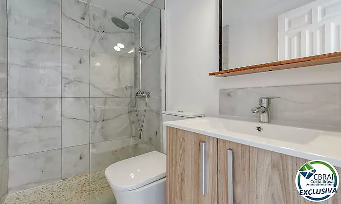 Si busques un lloc tranquil a Roses, envoltat de natura i amb totes les comoditats per gaudir-ne durant tot l'any, aquest apartament et pot sorprendre