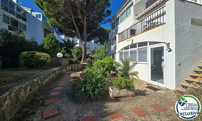 Si busques un lloc tranquil a Roses, envoltat de natura i amb totes les comoditats per gaudir-ne durant tot l'any, aquest apartament et pot sorprendre