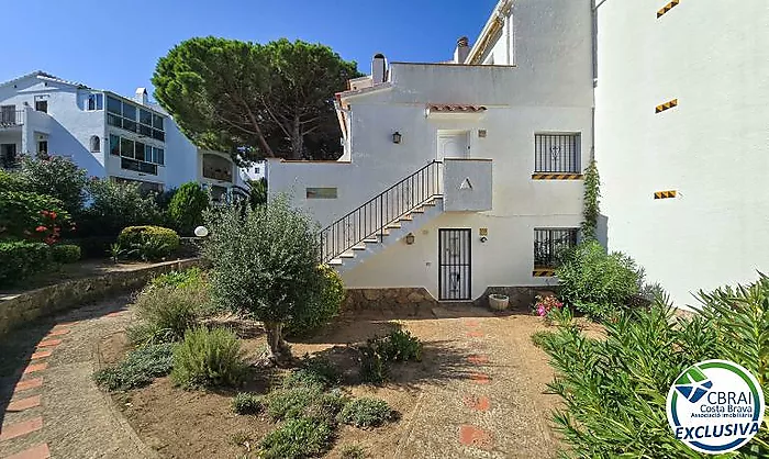 Si busques un lloc tranquil a Roses, envoltat de natura i amb totes les comoditats per gaudir-ne durant tot l'any, aquest apartament et pot sorprendre