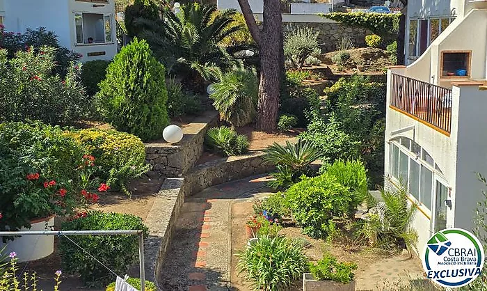 Si busques un lloc tranquil a Roses, envoltat de natura i amb totes les comoditats per gaudir-ne durant tot l'any, aquest apartament et pot sorprendre