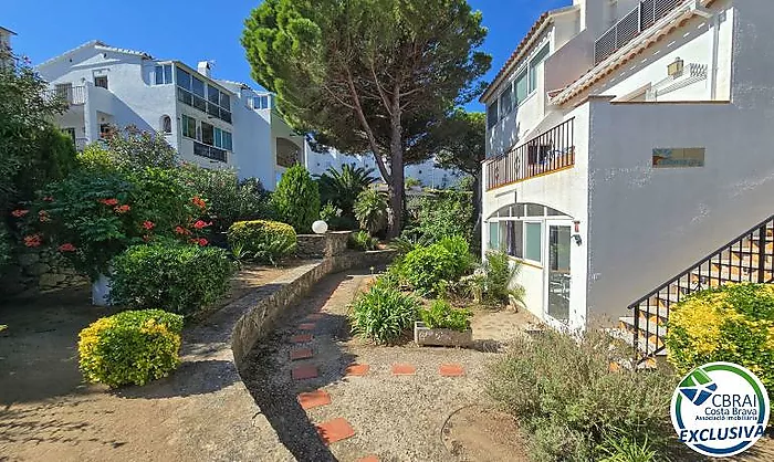 Si busques un lloc tranquil a Roses, envoltat de natura i amb totes les comoditats per gaudir-ne durant tot l'any, aquest apartament et pot sorprendre