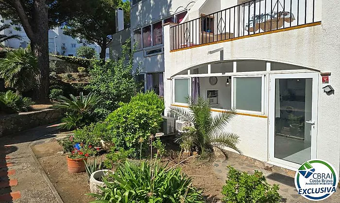 Si busques un lloc tranquil a Roses, envoltat de natura i amb totes les comoditats per gaudir-ne durant tot l'any, aquest apartament et pot sorprendre