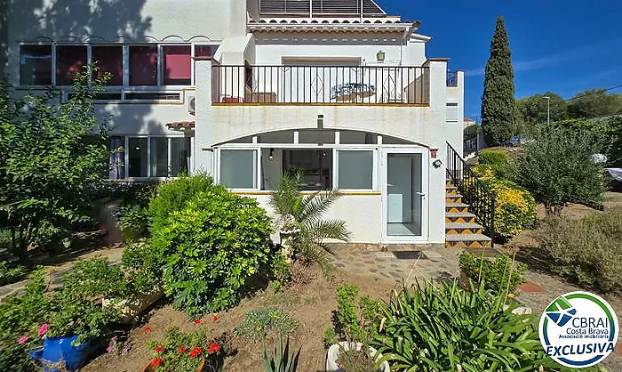 Si busques un lloc tranquil a Roses, envoltat de natura i amb totes les comoditats per gaudir-ne durant tot l'any, aquest apartament et pot sorprendre