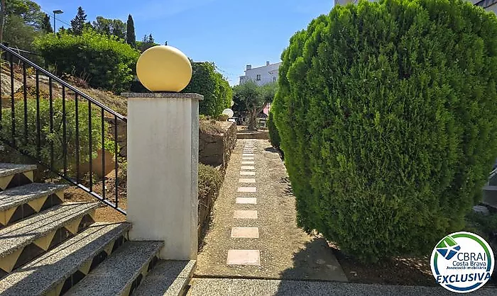 Si busques un lloc tranquil a Roses, envoltat de natura i amb totes les comoditats per gaudir-ne durant tot l'any, aquest apartament et pot sorprendre