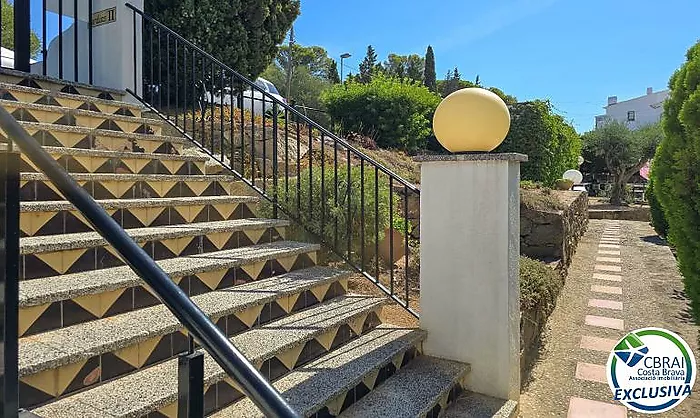 Si busques un lloc tranquil a Roses, envoltat de natura i amb totes les comoditats per gaudir-ne durant tot l'any, aquest apartament et pot sorprendre