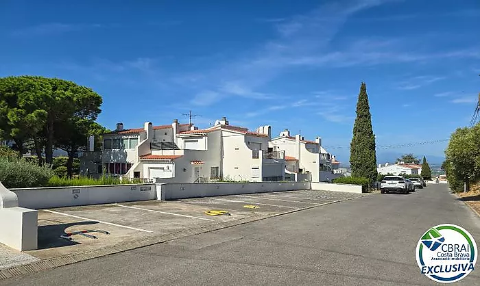 Si busques un lloc tranquil a Roses, envoltat de natura i amb totes les comoditats per gaudir-ne durant tot l'any, aquest apartament et pot sorprendre