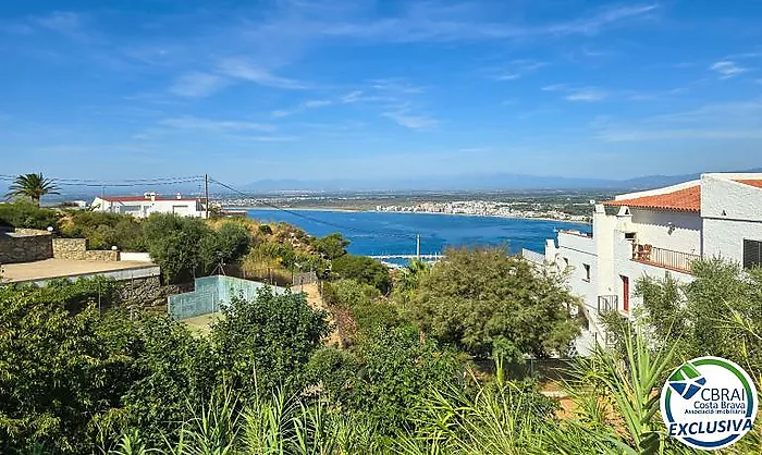 Si busques un lloc tranquil a Roses, envoltat de natura i amb totes les comoditats per gaudir-ne durant tot l'any, aquest apartament et pot sorprendre