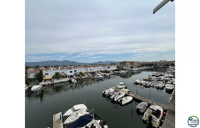 A beautiful, modern flat with canal views and a 2.5 x 5 m mooring in Port Emporda, close to the beach and the centre of Empuriabrava