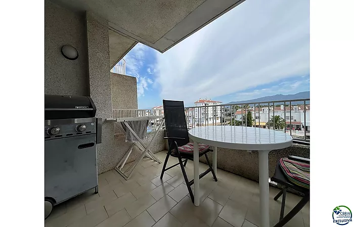 Bel appartement moderne avec vue sur canal et amarre de 2,5 x 5 m à Port Emporda , proche plage et centre Empuriabrava