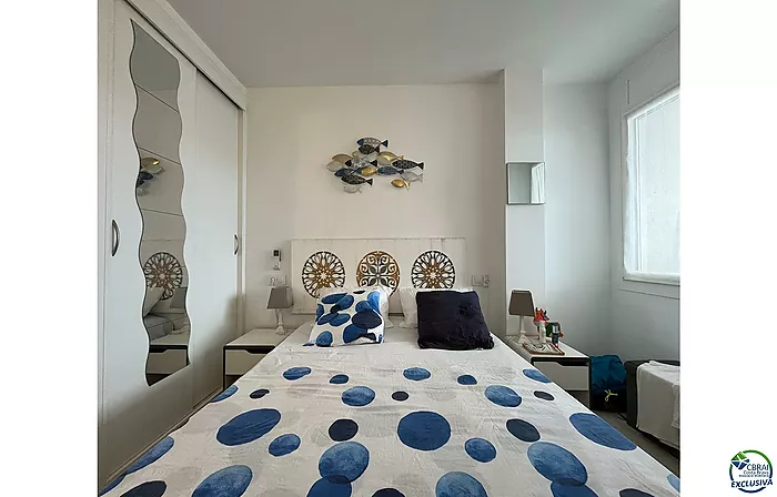 Bel appartement moderne avec vue sur canal et amarre de 2,5 x 5 m à Port Emporda , proche plage et centre Empuriabrava