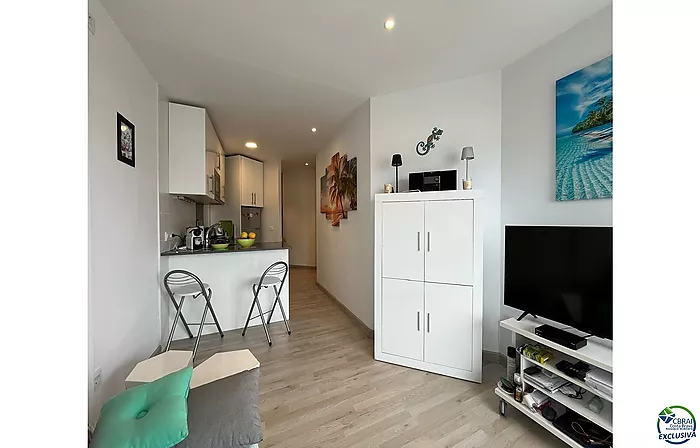 Bel appartement moderne avec vue sur canal et amarre de 2,5 x 5 m à Port Emporda , proche plage et centre Empuriabrava