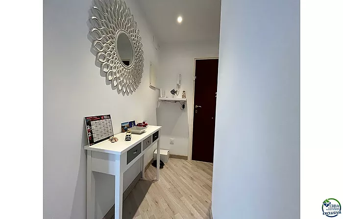 Bel appartement moderne avec vue sur canal et amarre de 2,5 x 5 m à Port Emporda , proche plage et centre Empuriabrava
