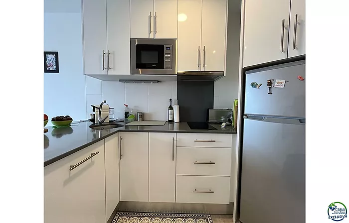 Bel appartement moderne avec vue sur canal et amarre de 2,5 x 5 m à Port Emporda , proche plage et centre Empuriabrava