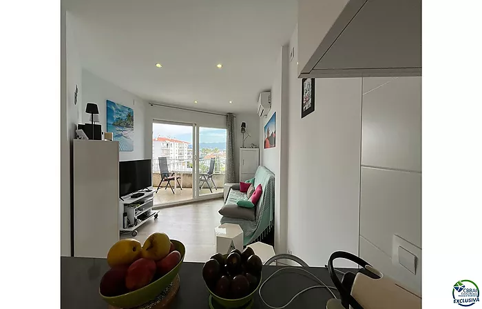 Bel appartement moderne avec vue sur canal et amarre de 2,5 x 5 m à Port Emporda , proche plage et centre Empuriabrava