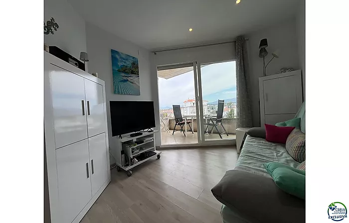 Bel appartement moderne avec vue sur canal et amarre de 2,5 x 5 m à Port Emporda , proche plage et centre Empuriabrava