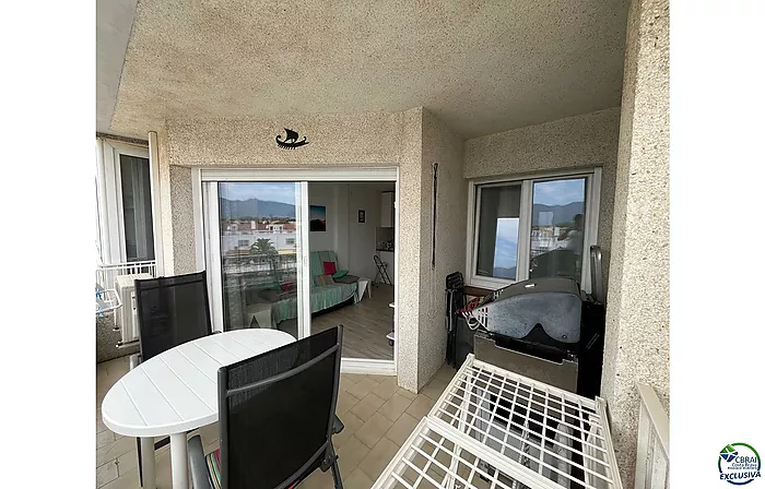 Bel appartement moderne avec vue sur canal et amarre de 2,5 x 5 m à Port Emporda , proche plage et centre Empuriabrava