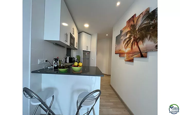Bel appartement moderne avec vue sur canal et amarre de 2,5 x 5 m à Port Emporda , proche plage et centre Empuriabrava