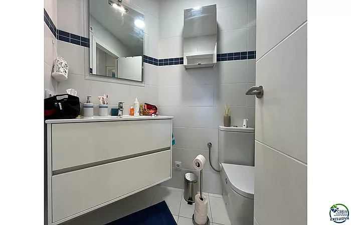 Bel appartement moderne avec vue sur canal et amarre de 2,5 x 5 m à Port Emporda , proche plage et centre Empuriabrava