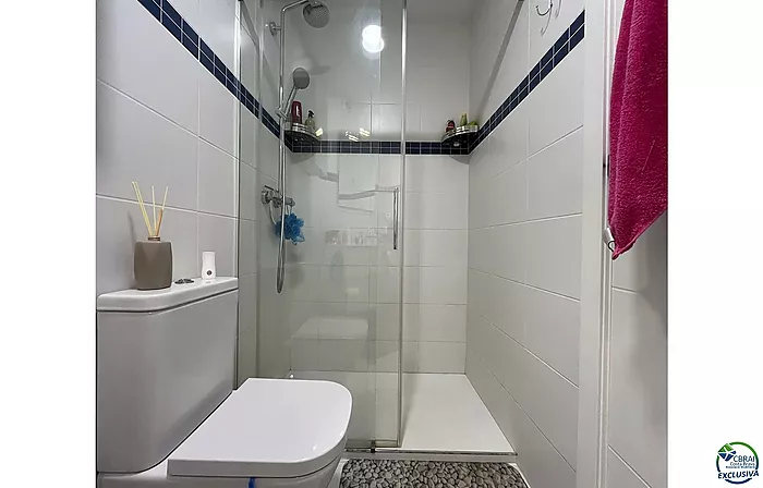 Bel appartement moderne avec vue sur canal et amarre de 2,5 x 5 m à Port Emporda , proche plage et centre Empuriabrava