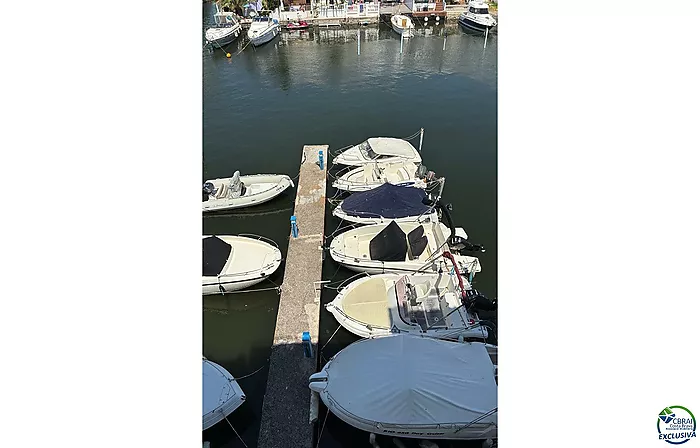 Bel appartement moderne avec vue sur canal et amarre de 2,5 x 5 m à Port Emporda , proche plage et centre Empuriabrava