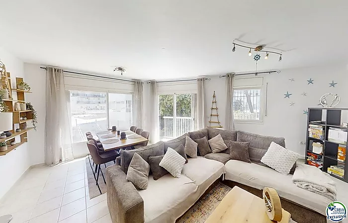 3-Bedroom Apartment with shared Mooring