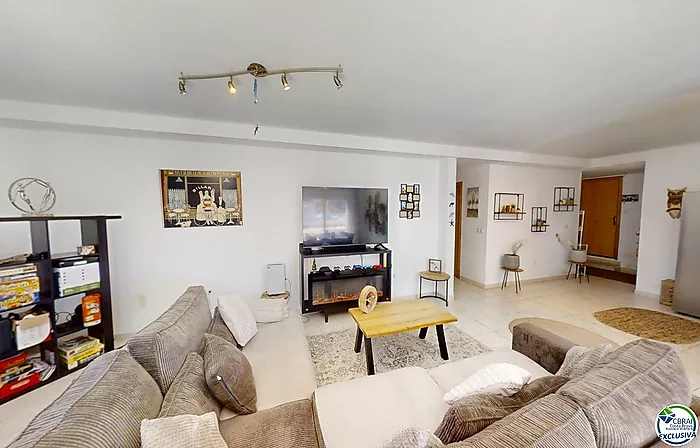 3-Bedroom Apartment with shared Mooring
