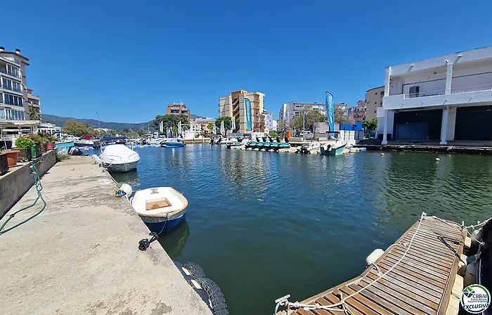 3-Bedroom Apartment with shared Mooring