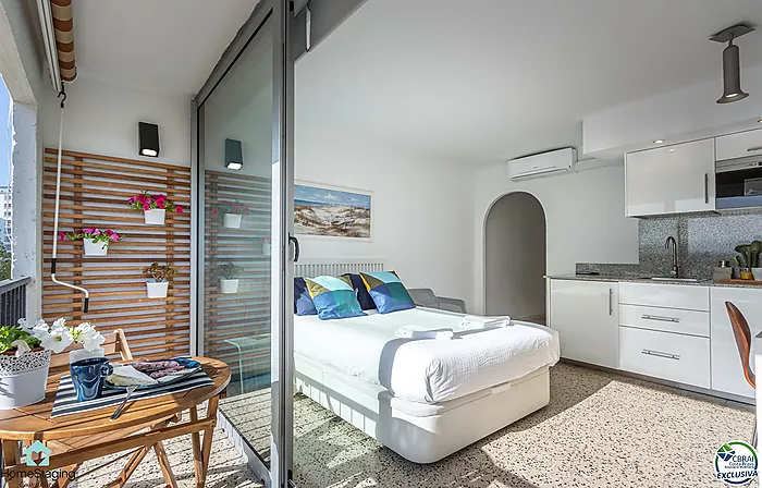 Large studio with tourist licence 50 m from the beach in Empuriabrava