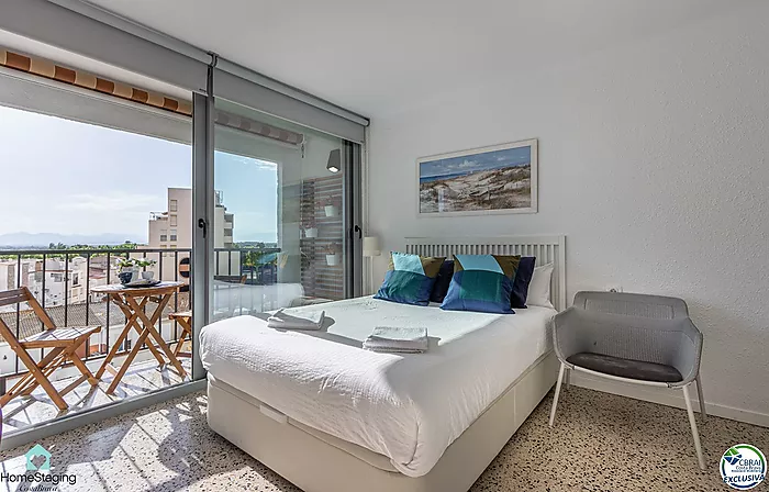 Large studio with tourist licence 50 m from the beach in Empuriabrava