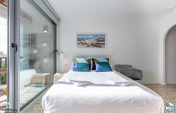 Large studio with tourist licence 50 m from the beach in Empuriabrava