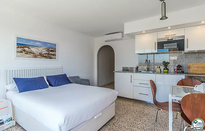 Large studio with tourist licence 50 m from the beach in Empuriabrava
