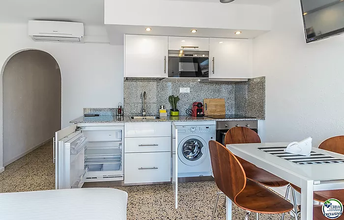 Large studio with tourist licence 50 m from the beach in Empuriabrava