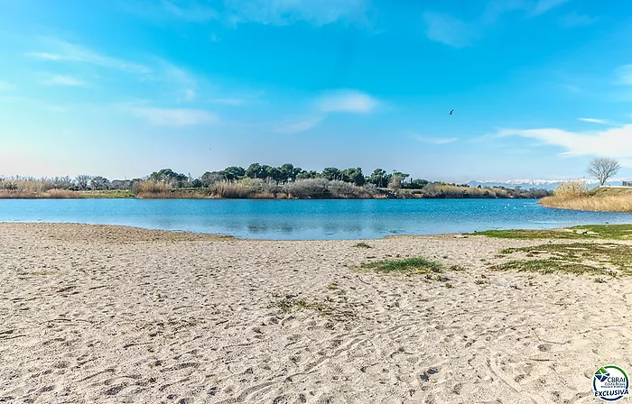 Large studio with tourist licence 50 m from the beach in Empuriabrava