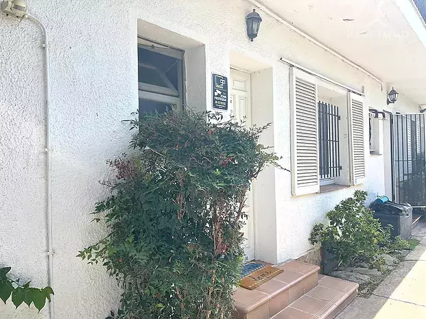 Apartamento en planta baja en un rincón de verdor, con posibilidad de amarre