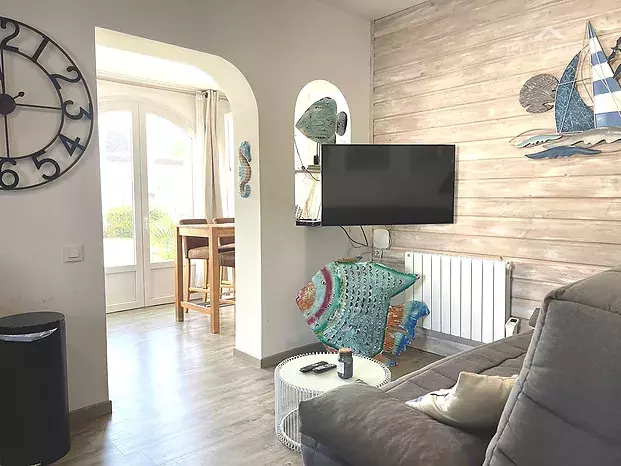Apartamento en planta baja en un rincón de verdor, con posibilidad de amarre