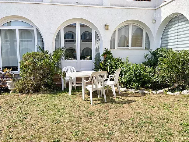 Apartamento en planta baja en un rincón de verdor, con posibilidad de amarre