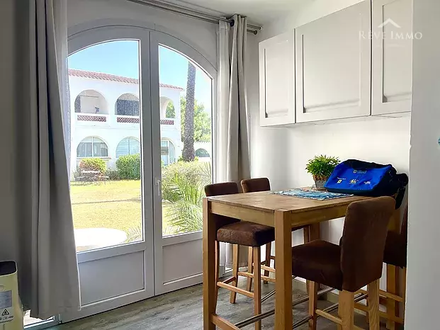 Apartamento en planta baja en un rincón de verdor, con posibilidad de amarre