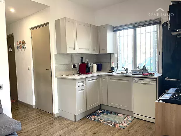 Apartamento en planta baja en un rincón de verdor, con posibilidad de amarre