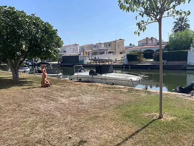Apartamento en planta baja en un rincón de verdor, con posibilidad de amarre