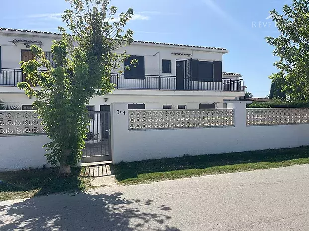 Apartamento en planta baja en un rincón de verdor, con posibilidad de amarre
