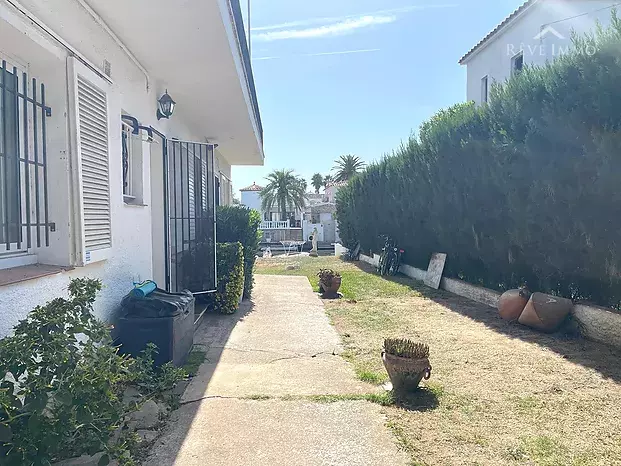 Apartamento en planta baja en un rincón de verdor, con posibilidad de amarre