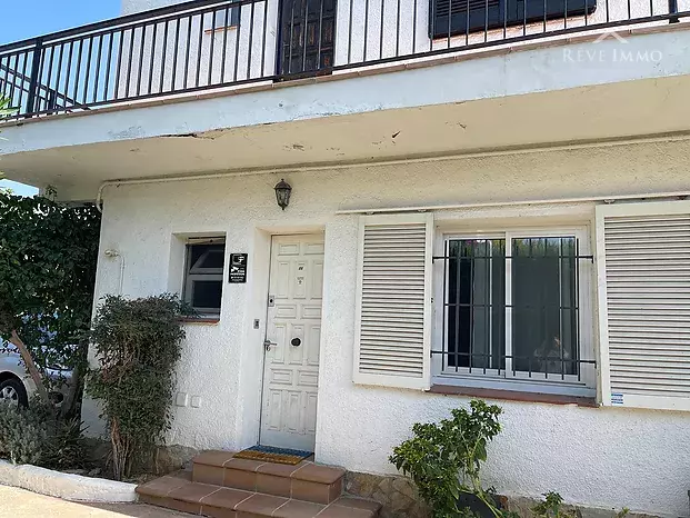 Apartamento en planta baja en un rincón de verdor, con posibilidad de amarre
