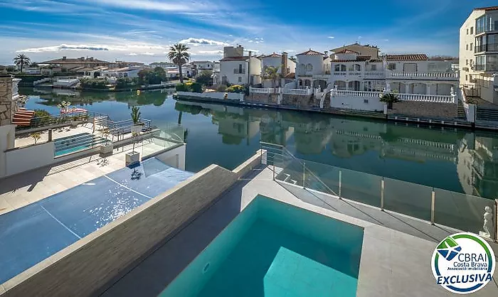 Magnifique maison de pêcheur avec amarrage et piscine