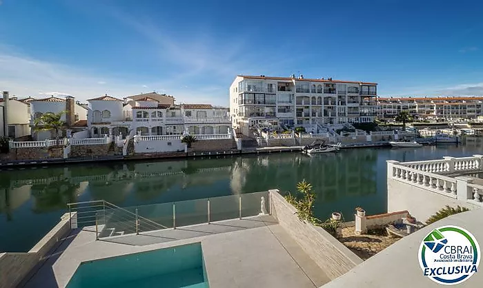 Magnifique maison de pêcheur avec amarrage et piscine